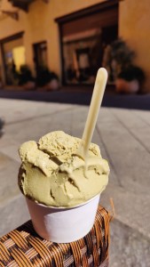 Jäätelöannos ja lusikka