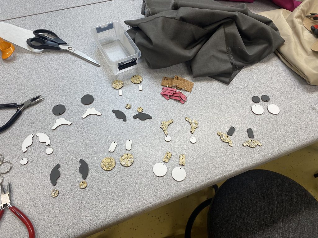 Puusta leikattuja erimuotoisia paloja pöydällä.