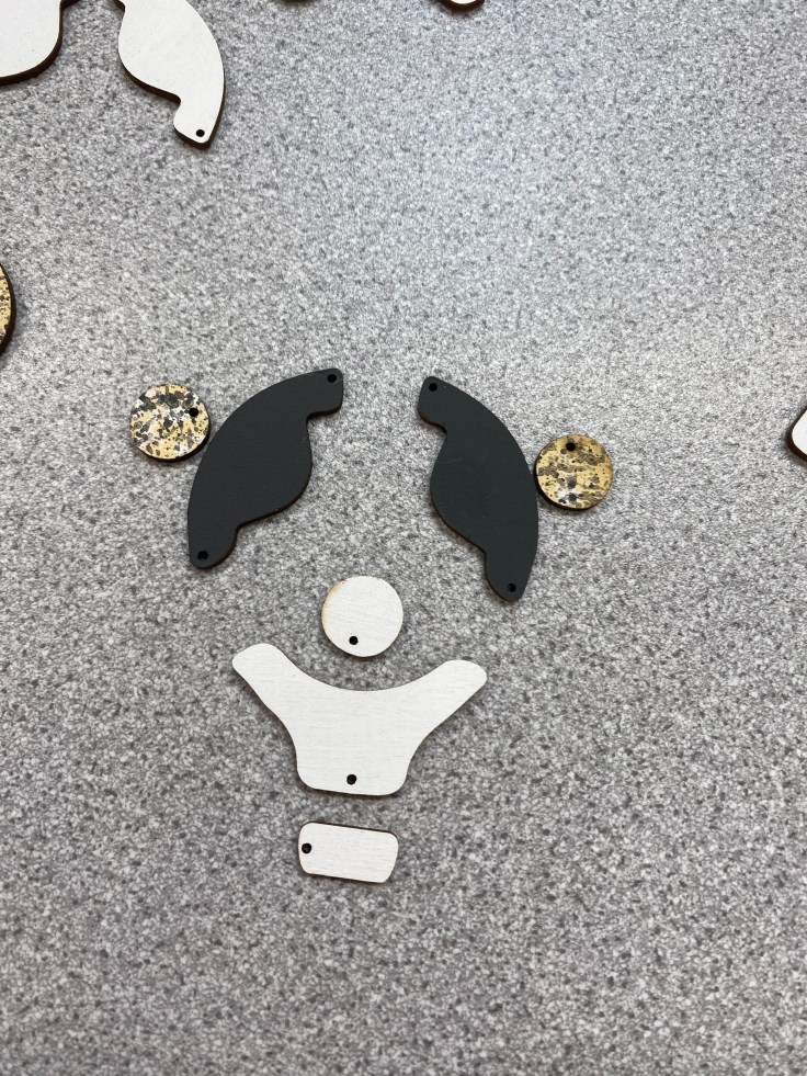 CoBle-lpgp puisina paloina pöydällä.