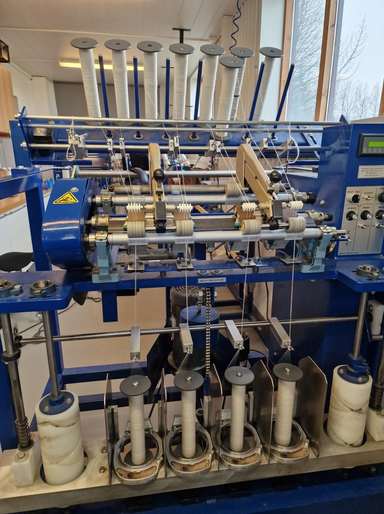 Machine that connects strands
