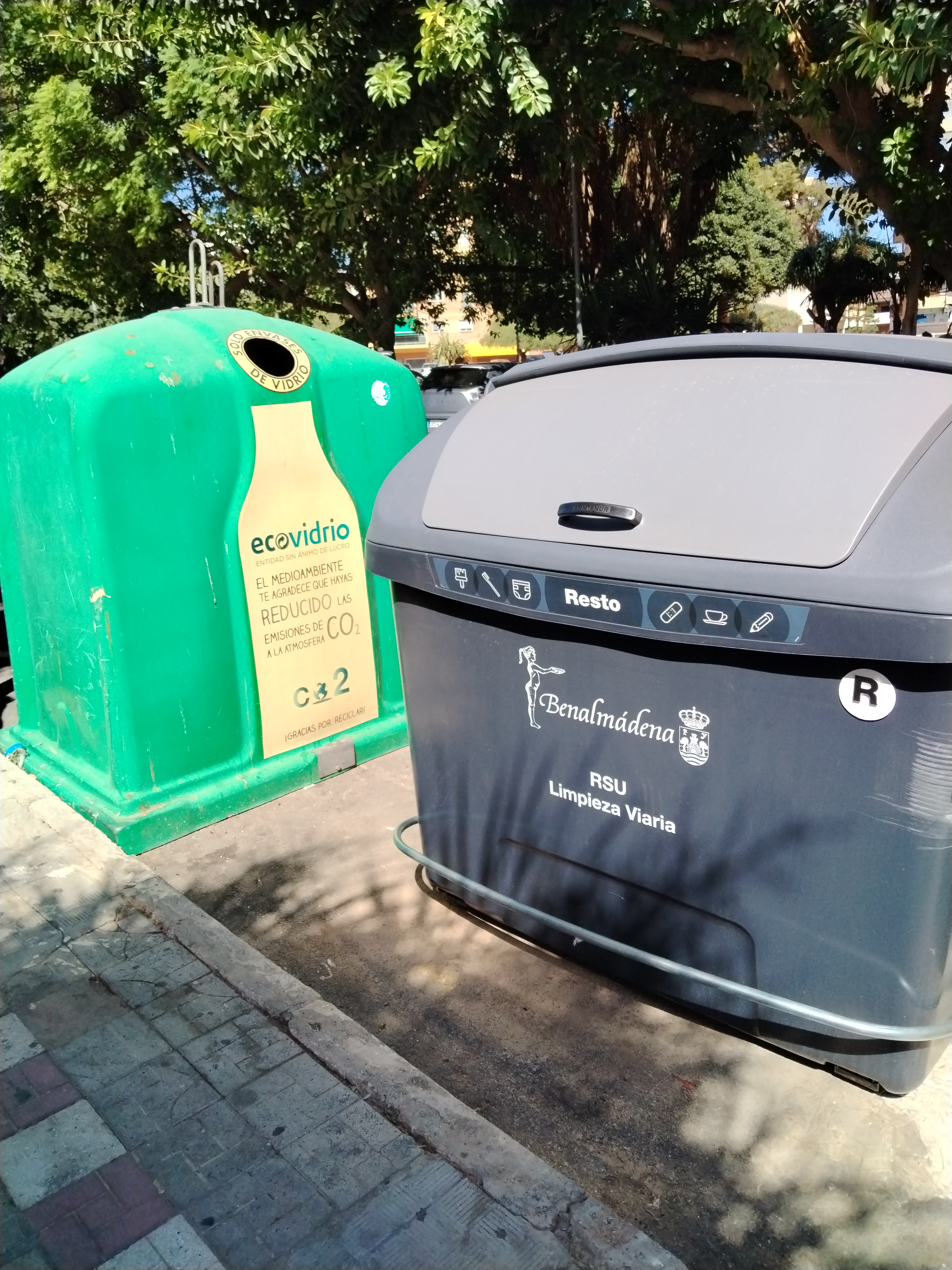 Lasinkeräysastia ja roska-astia kadun varressa 