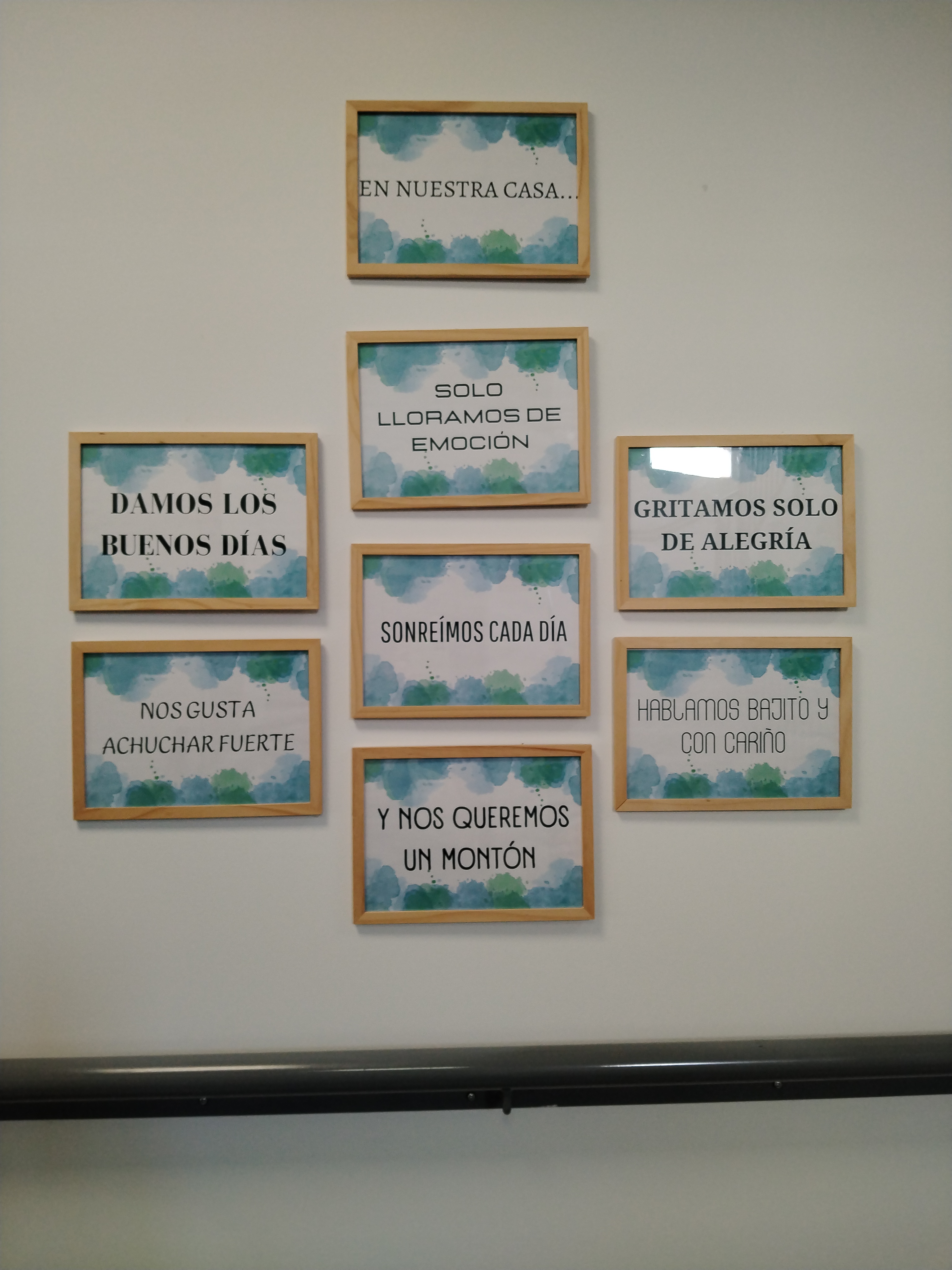 Nämä taulut muistuttavat, miten toimitaan ja käyttäydytään vanhainkodissa