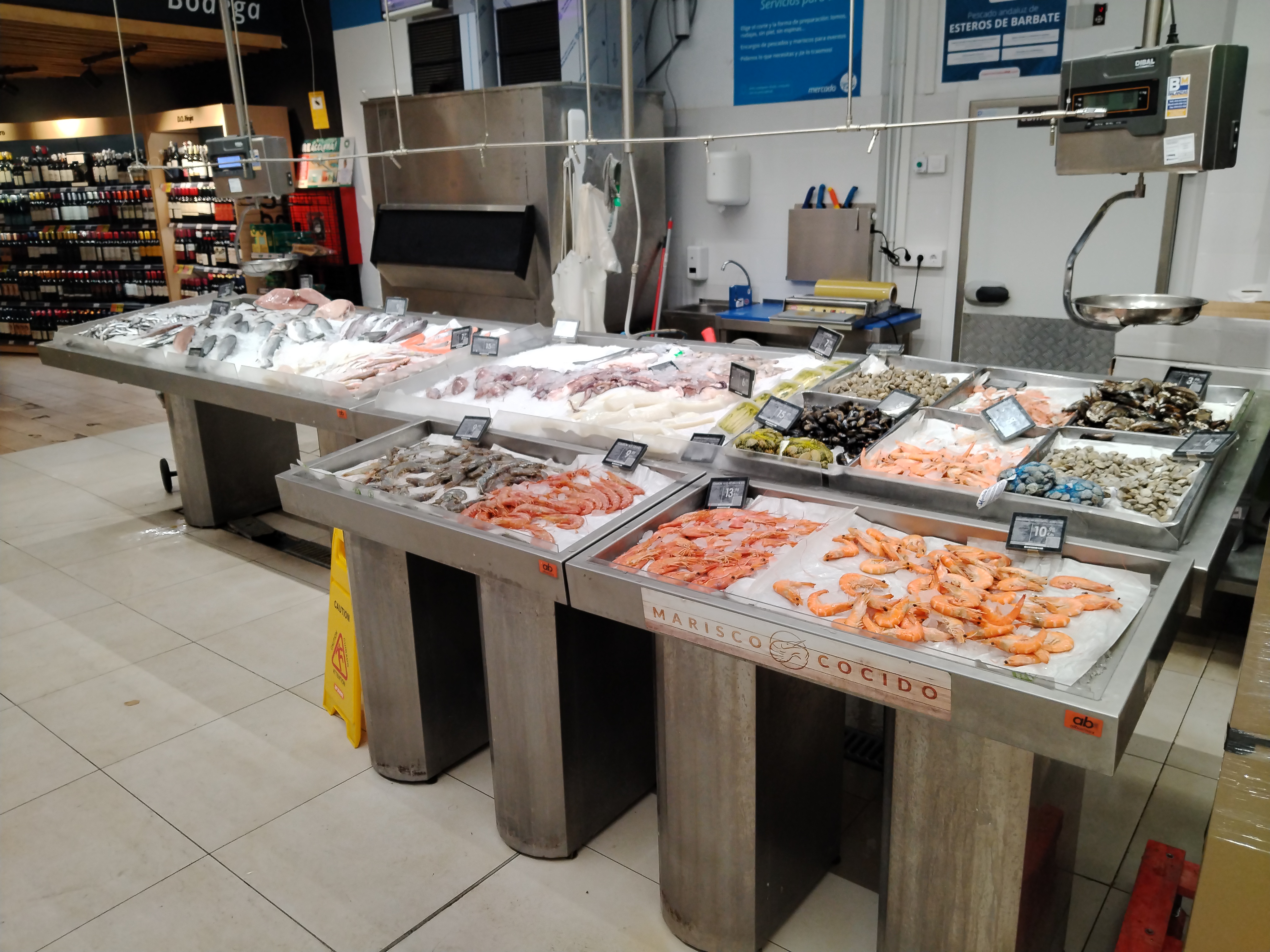 Mereneläviä myynnissä paikallisessa ruokakaupassa 