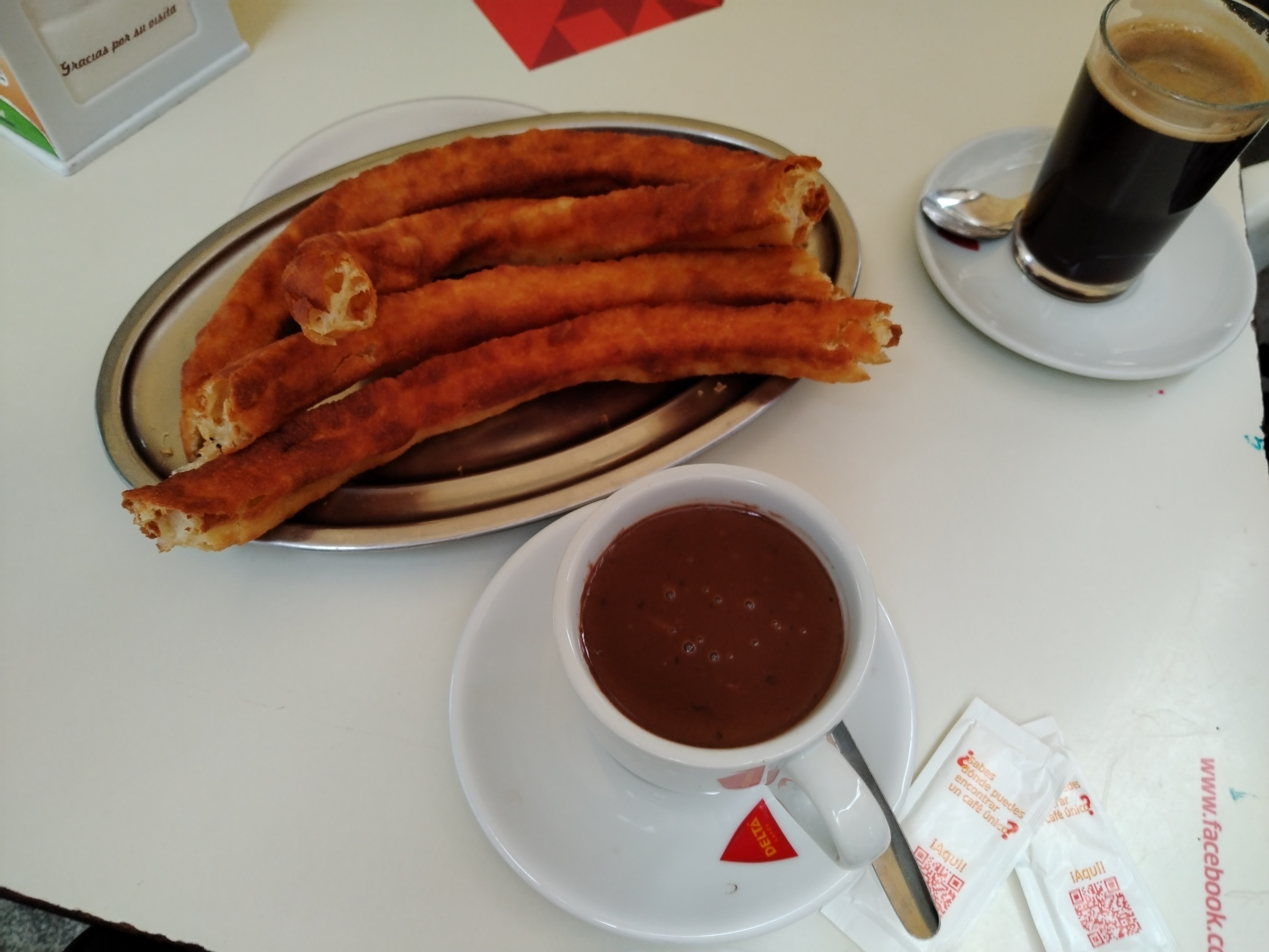 Espanjalainen leivonnainen churro 