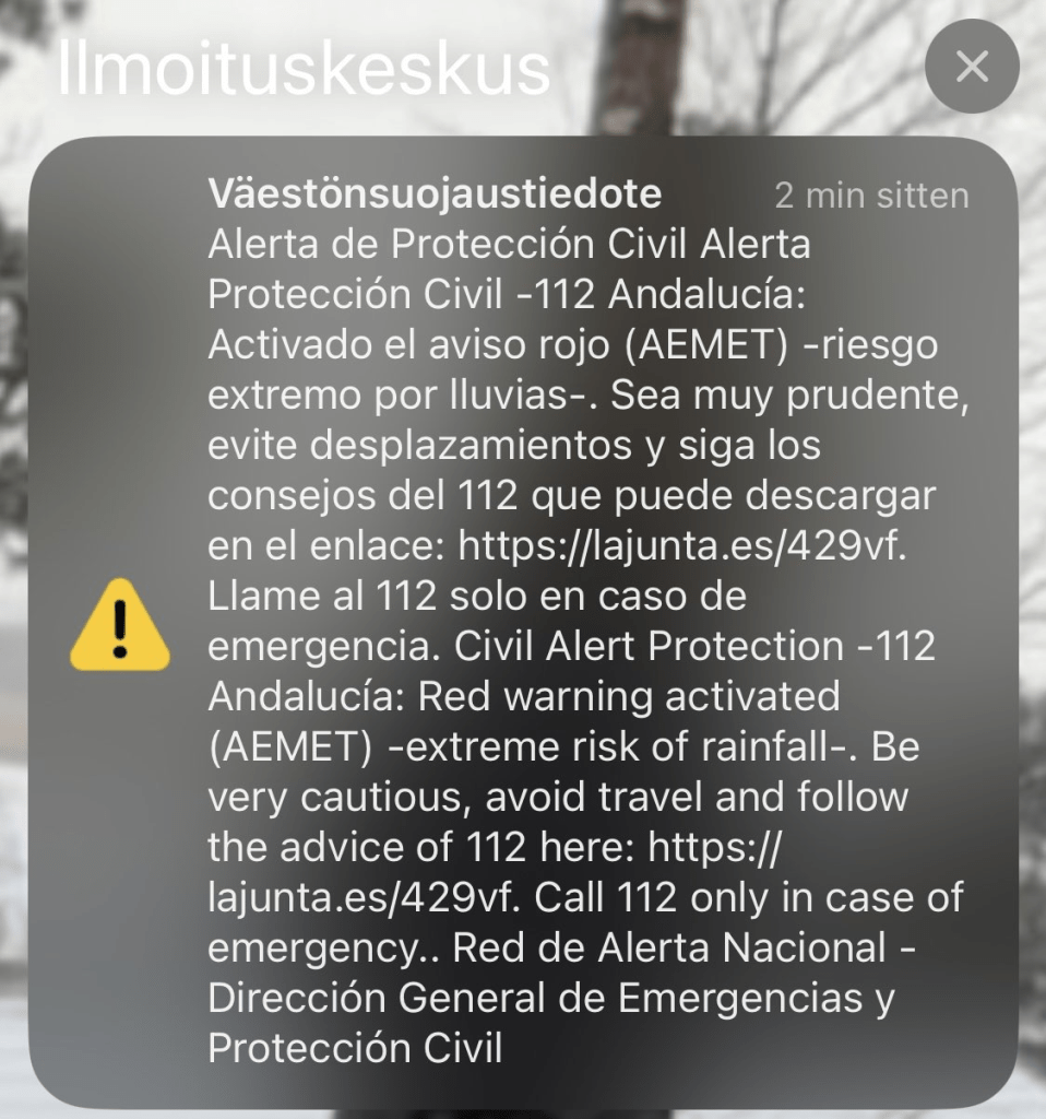 Kuvakaappaus kännykkään tulleesta myrskyvaroituksesta Espanjan kielellä.