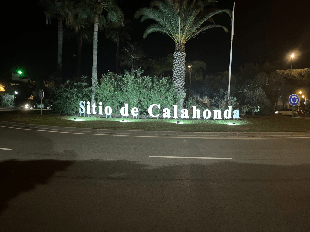 näkymä Sitio de Calahonda kyltistä kadulta katsottuna