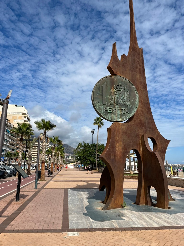 Espanjan entinen valuutta yksi peseta -patsas. 