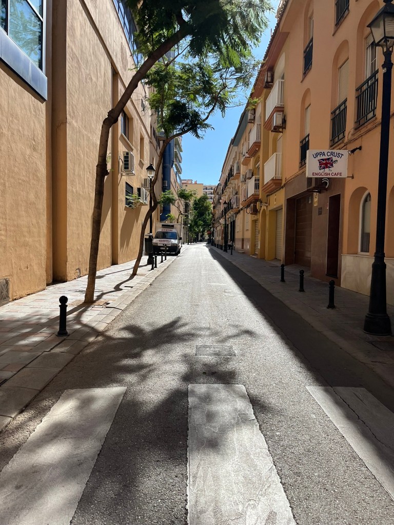 Tie rakennusten välissä. 