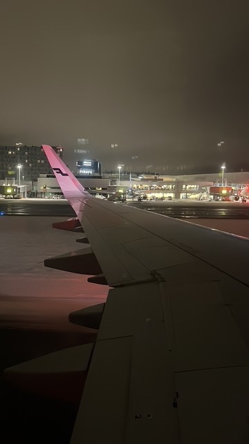 Laskeuduimme Helsinki-Vantaan lentokentälle. 