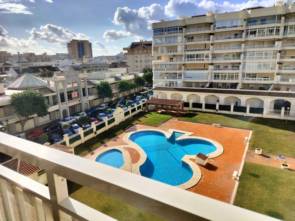 Majoituspaikan sisäpihaa ja uima-allas