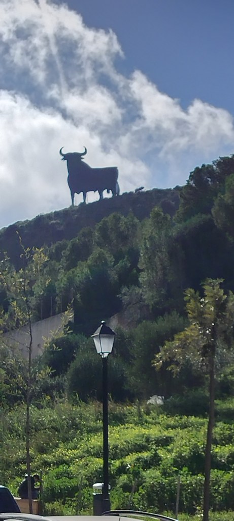 Härkäpatsas vuoren päällä