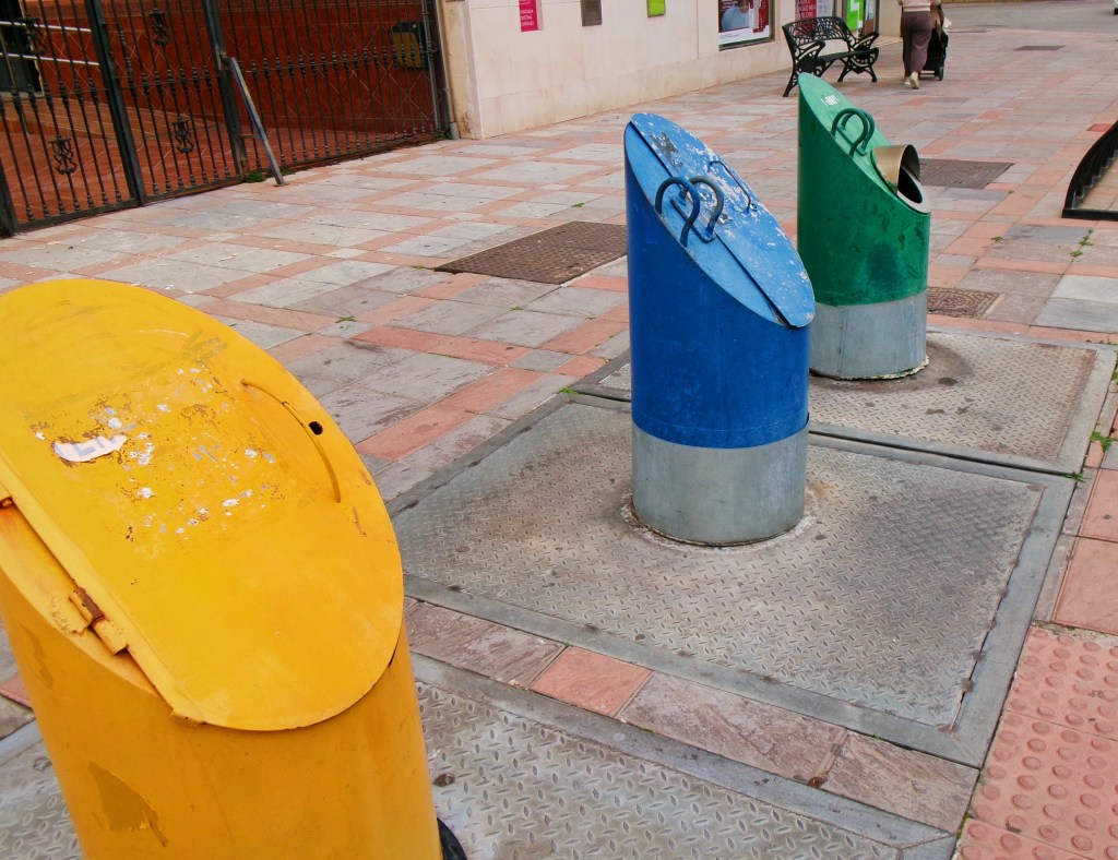 Kuvassa kierrätysastiat Fuengirolan kadun varressa.