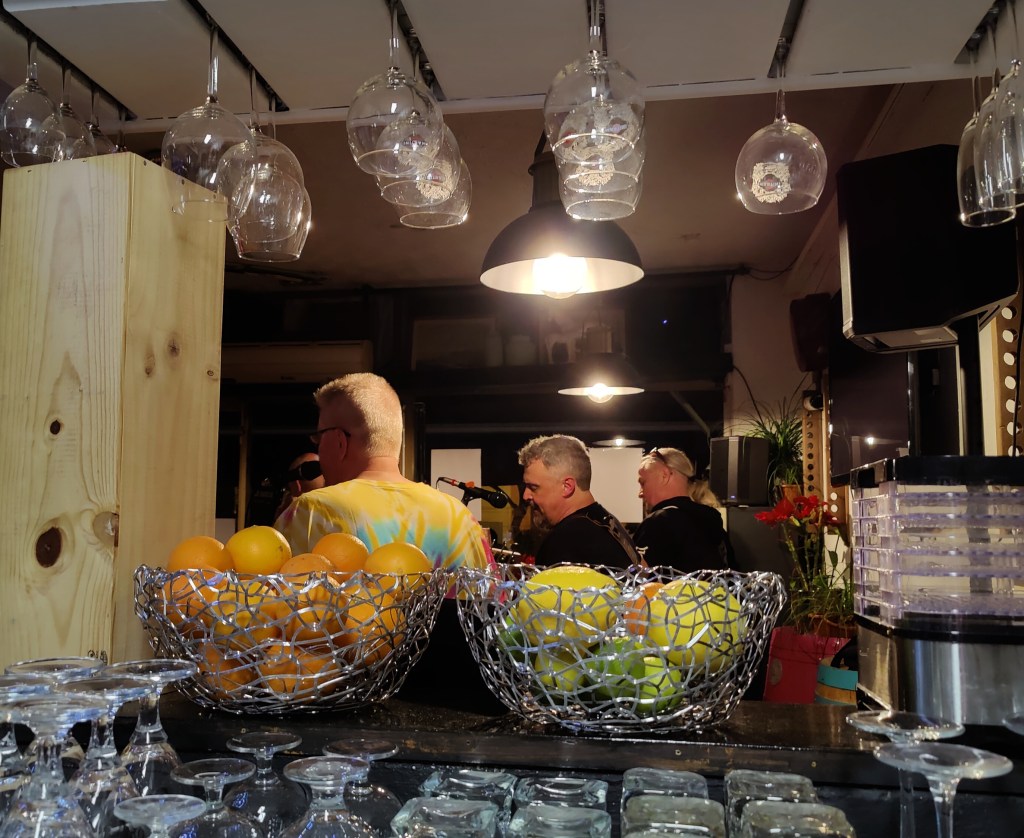 Kuvassa näkymä illan esiintyjistä baaritiskin takaa