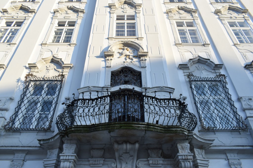 Kuvassa taottuja ikkunakaltereita ja parvekkeen kaide.