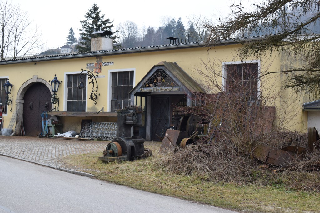 Kuvassa haarniskaseppien paja Mollnissa ja pajan yhteydessä oleva museo.
