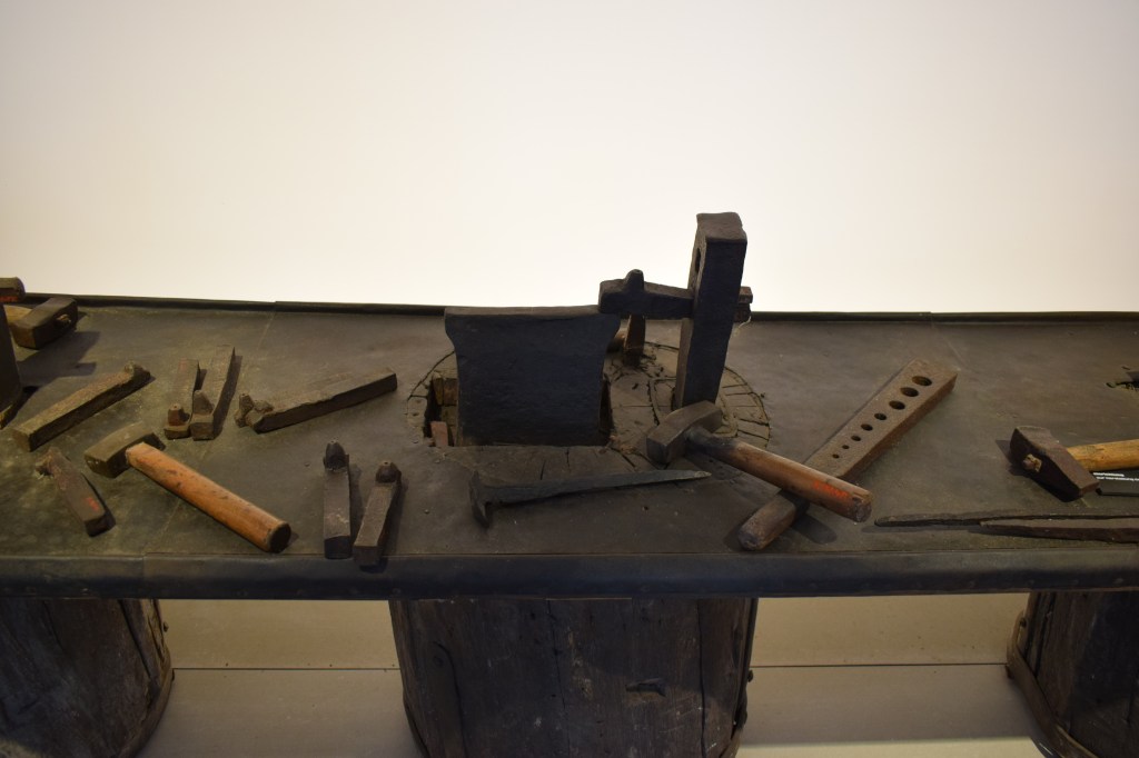 Kuvassa yksi työkalusarjoista, joita käytetään naulan valmistukseen.