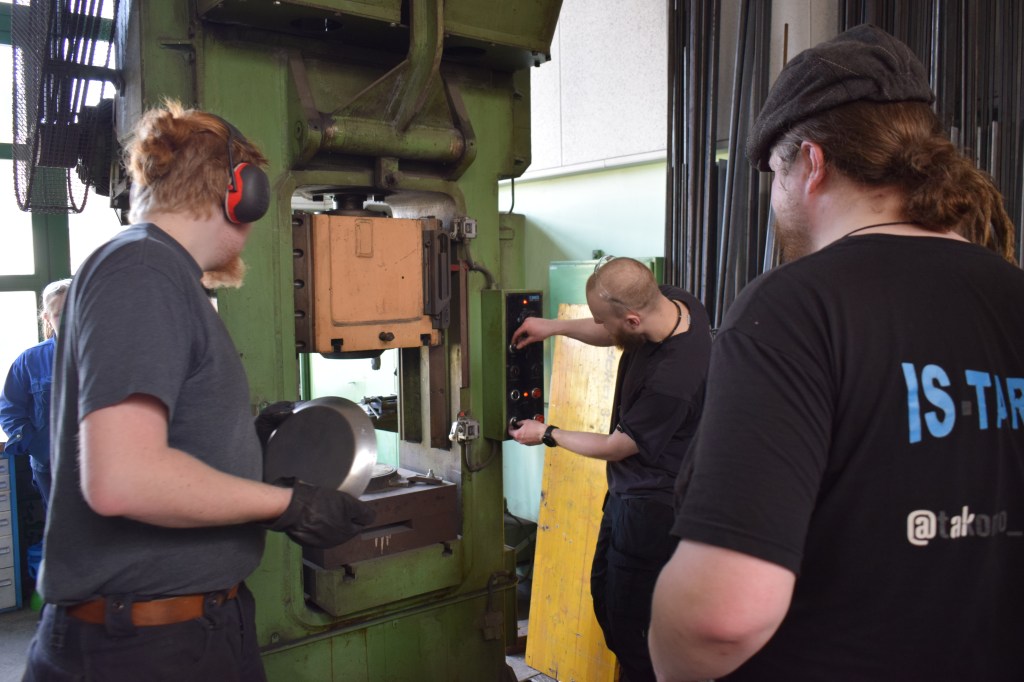 Kuvassa paistinpannujen pannuosan prässäystä 3mm pellistä epäkeskoprässillä.