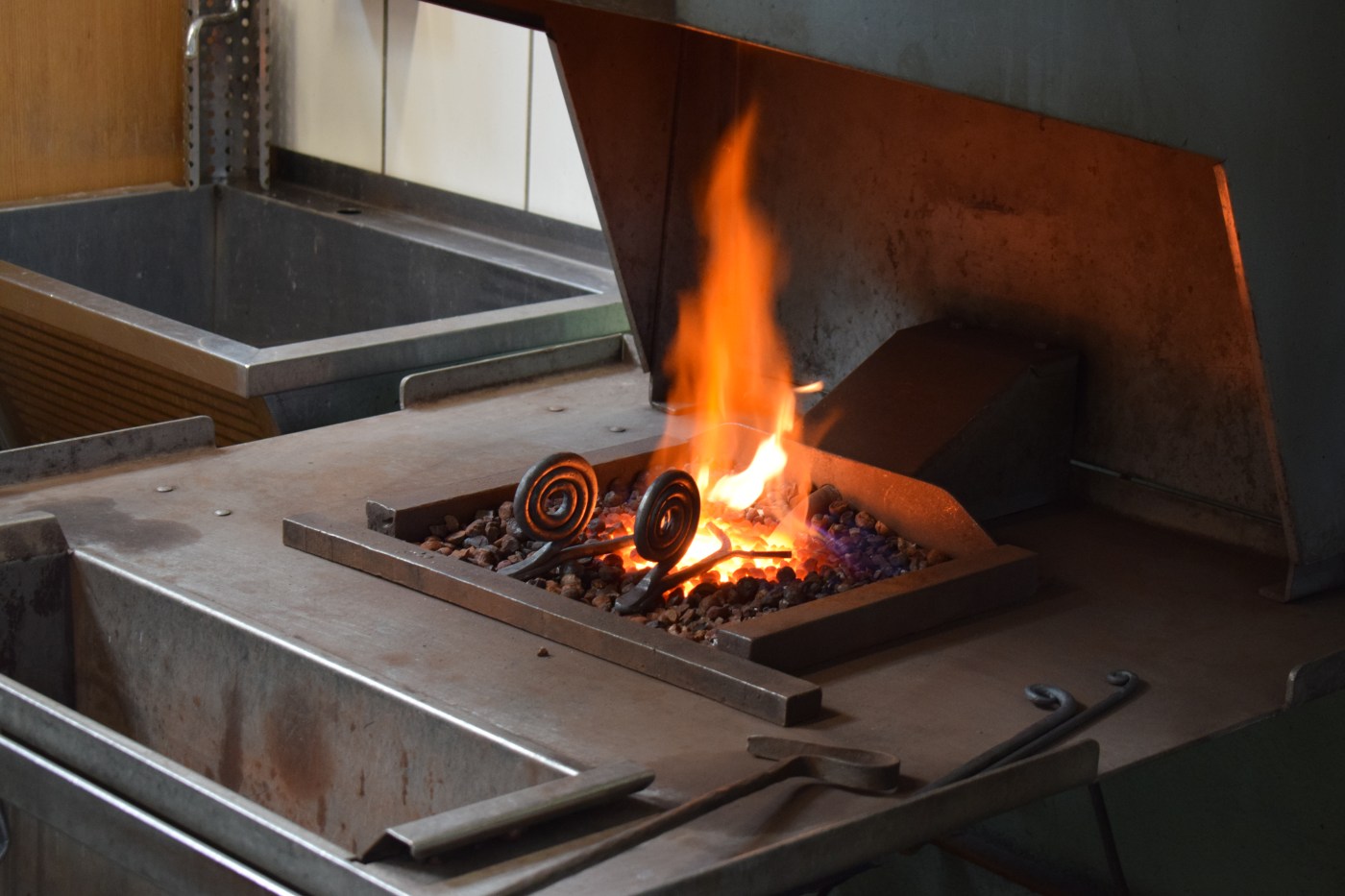 Kuvassa toisen vuoden opiskelijoiden etana taidetaokset ahjossa.