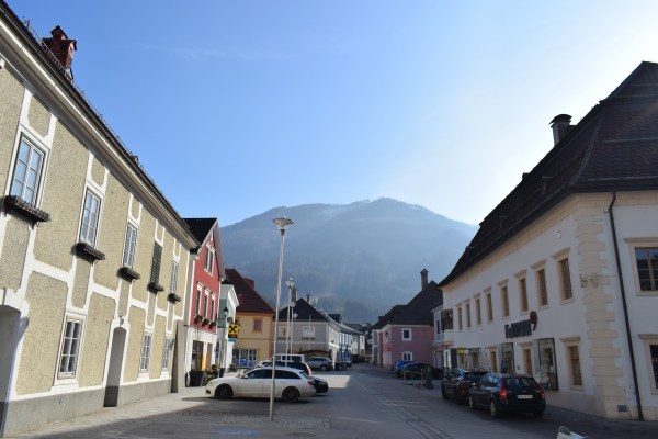 Kuva Ybbsitzistä, kuvassa FeRRUM museo ja vuorimaisema.