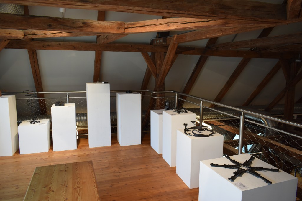 Kuvassa taidenäyttely museossa.