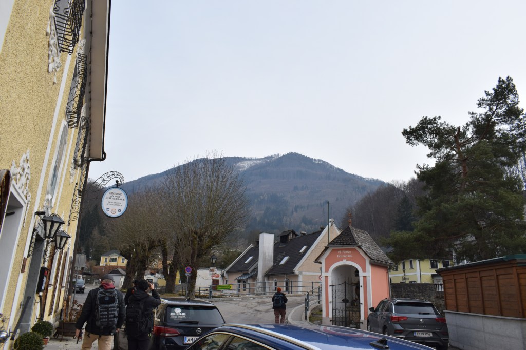 Kuva Ybbsitzin kadulta ja tausta vuorimaisema.