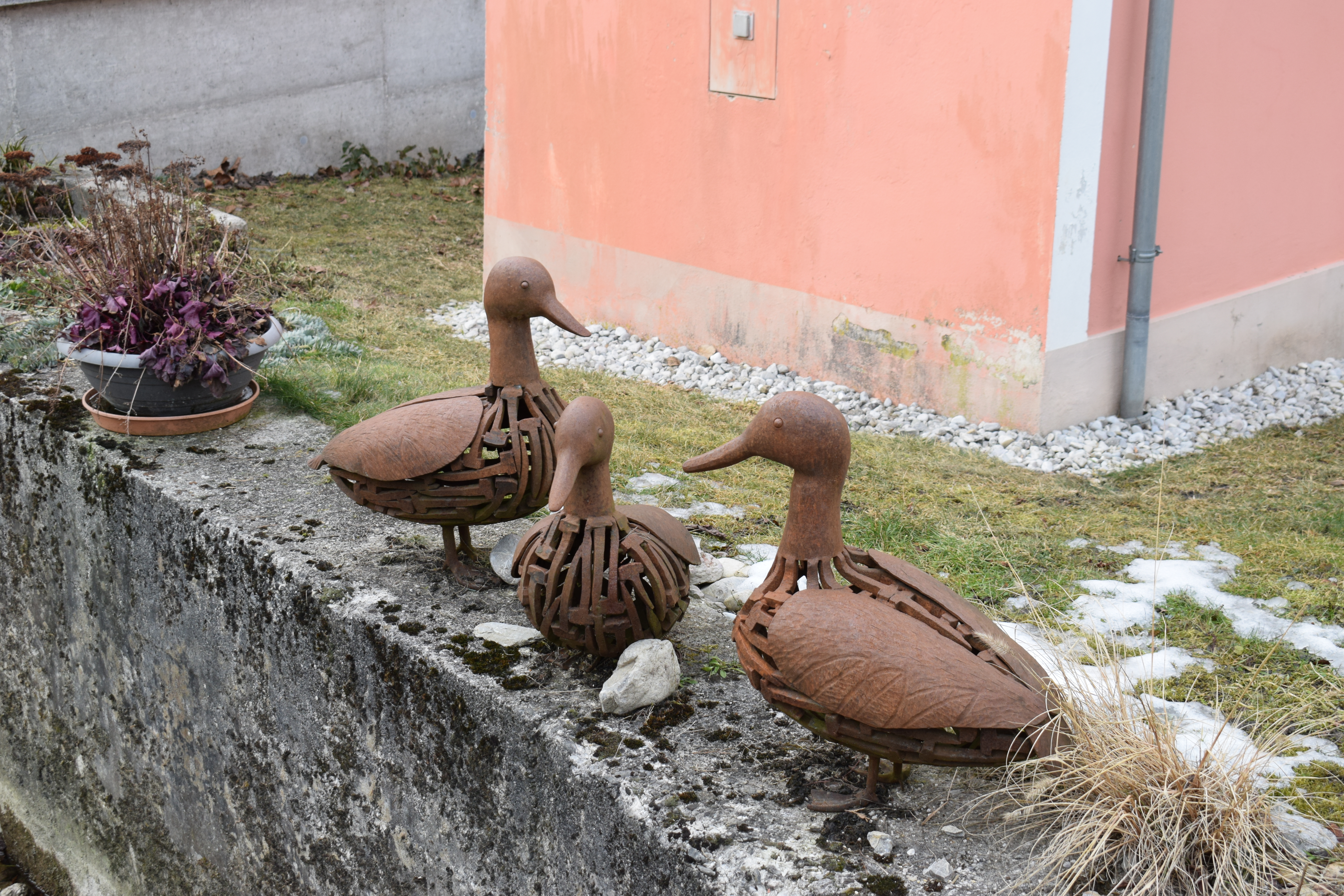 Kuvassa metallisia lintuja.