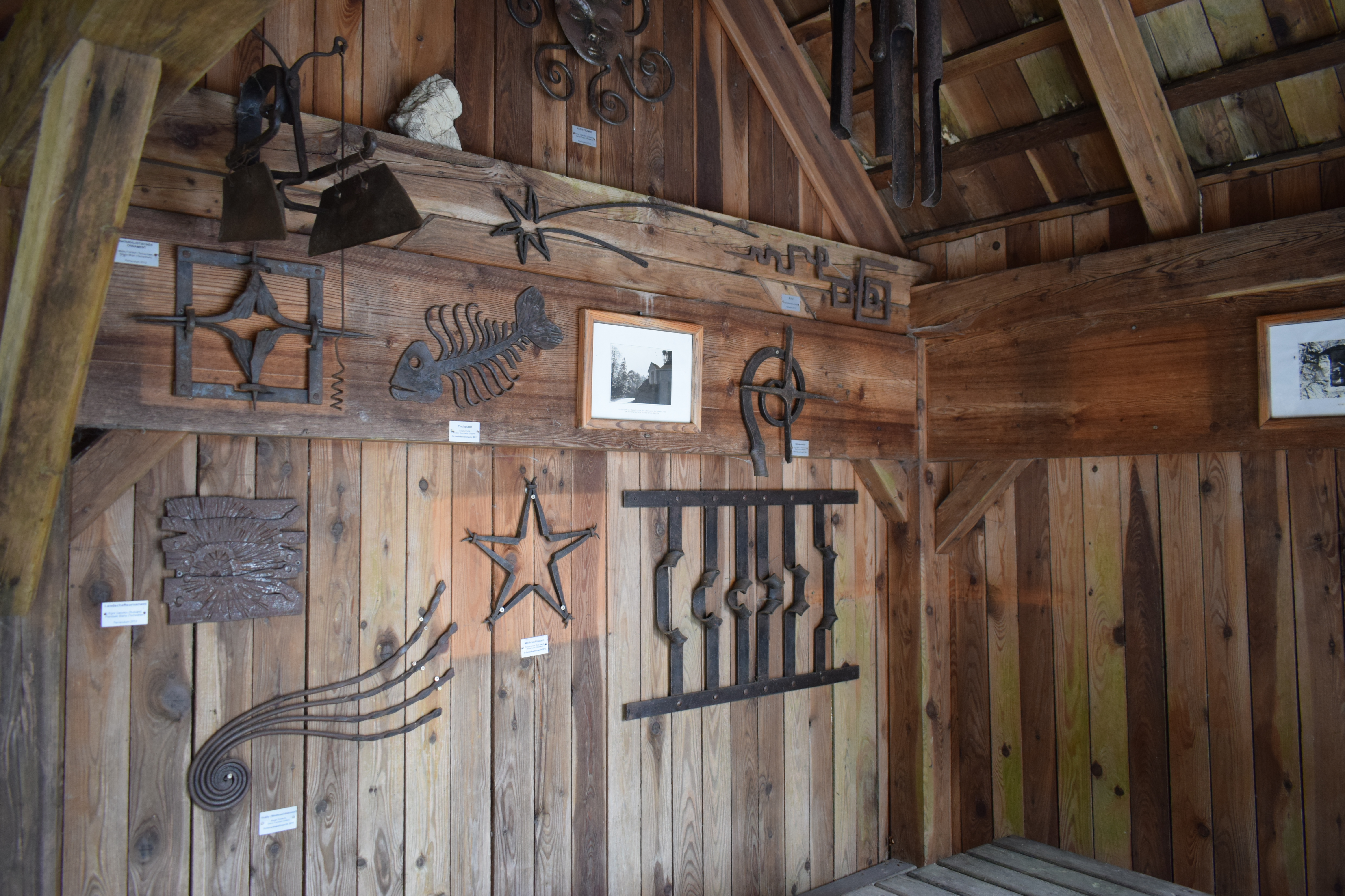 Kuvassa erilaisia taideteoksia.