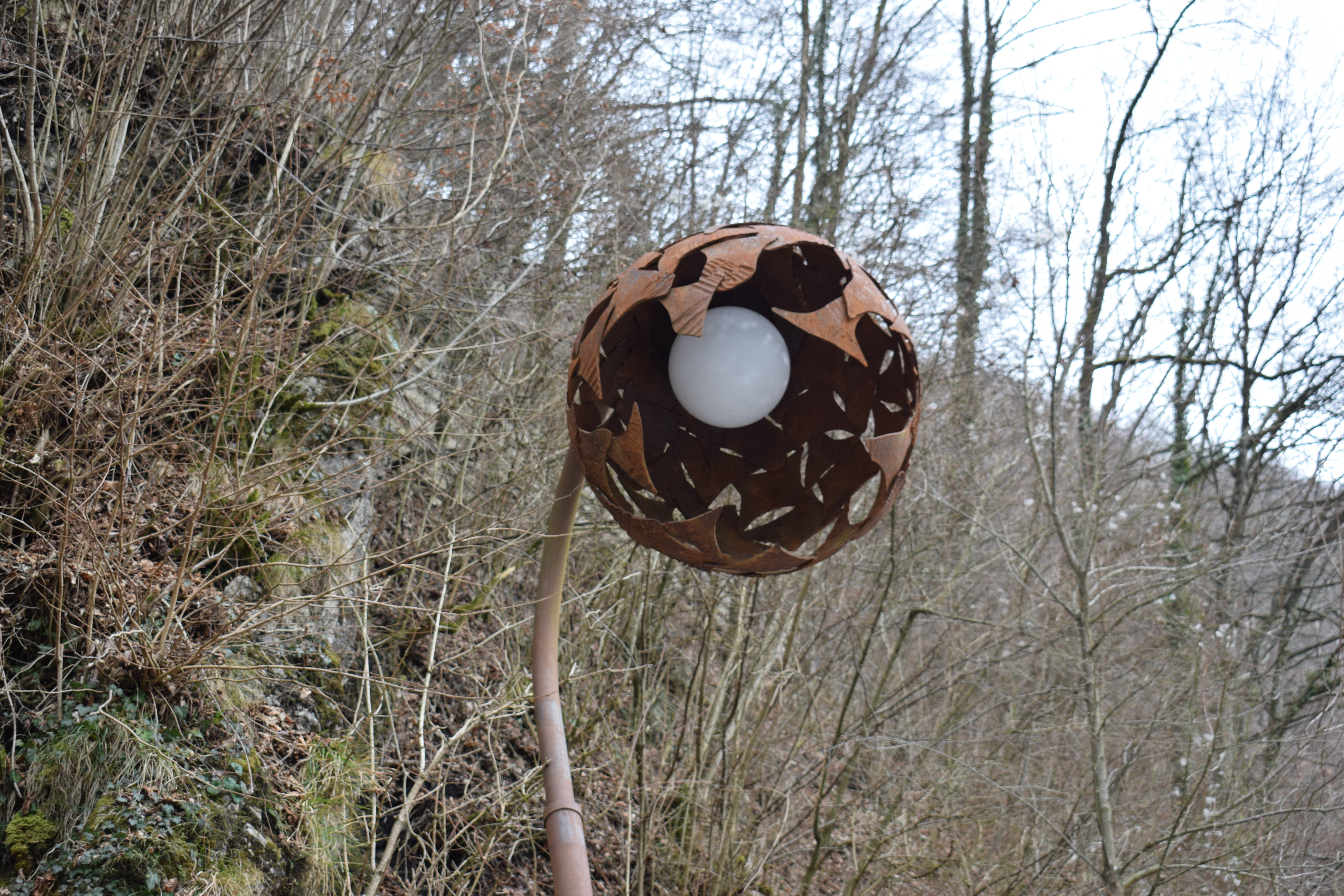 Kuvassa puutarhavalaisin.