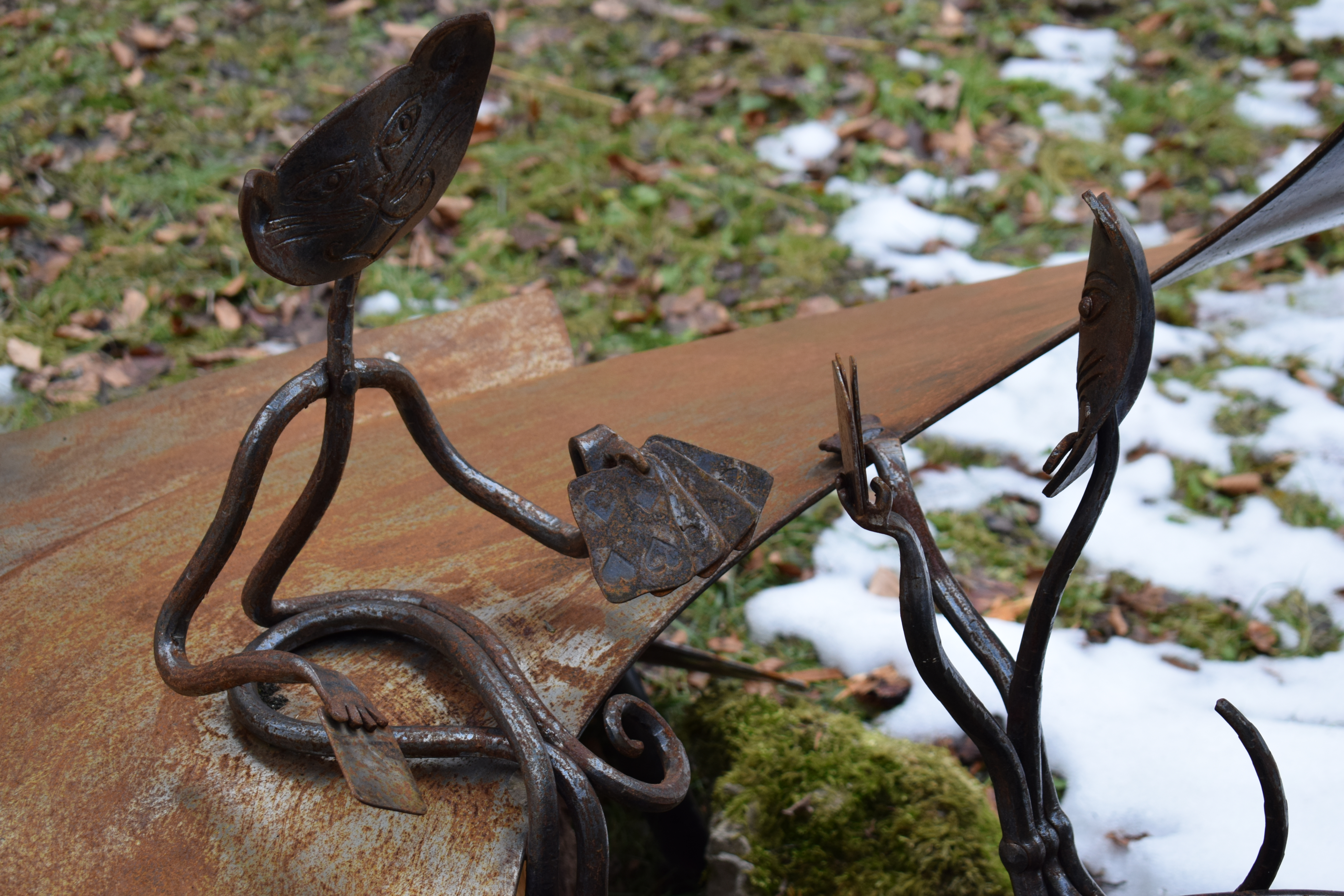 Kuvassa osa taideteoksesta, jossa oli metallisia kissoja.