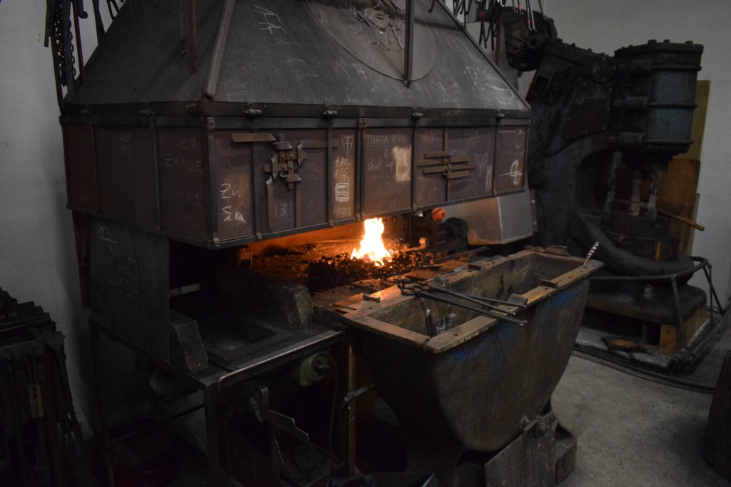 Kuva seppämestari Thomas Hochstädtin ahjosta ja vanhasta, 1900-luvun alun konevasarasta  (1911?).