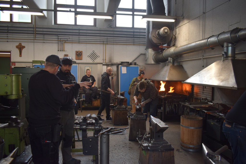 Kuvassa työskentelyä isommassa taonnan luokassa.