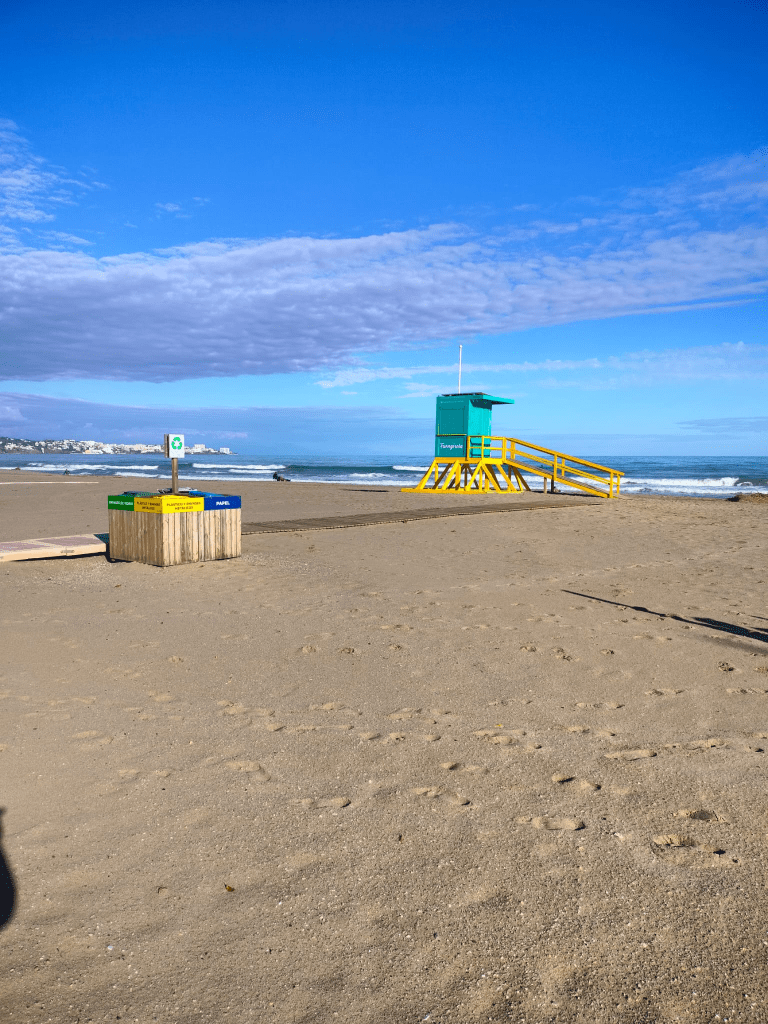 Lajitteluroskakoreja hiekkarannalla