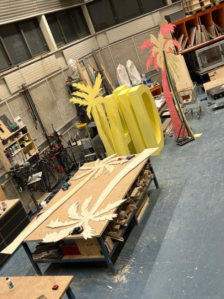 Palmuja ja pohja maalatut kirjaimet