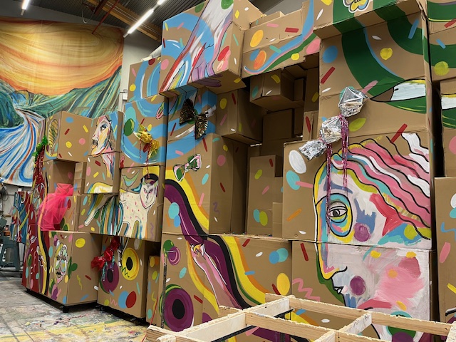 Candyland laulun tausta, värikäs pahvilaatikko seinä