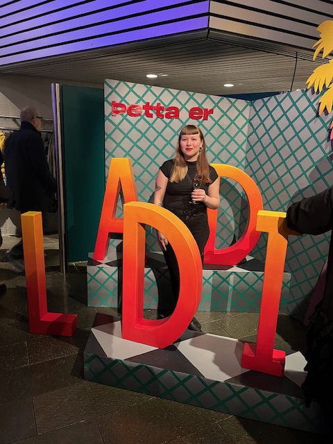 Blogin pitäjä eli minä tekemässäni photo boothissa ensi- illassa