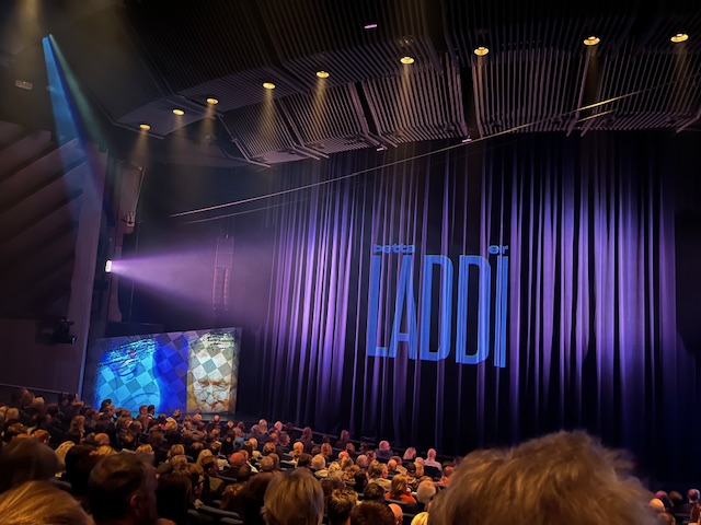 Kuva esiripusta ennen näytelmän alkamista 