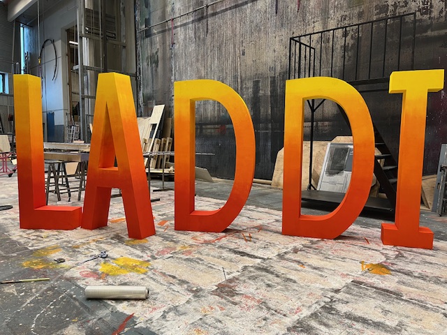 Kelta punaiseksi liuku maalatut LADDI kirjaimet