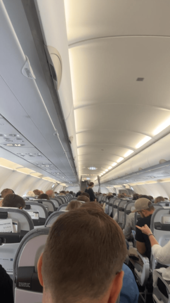 Kuva lentokoneen sisältä.