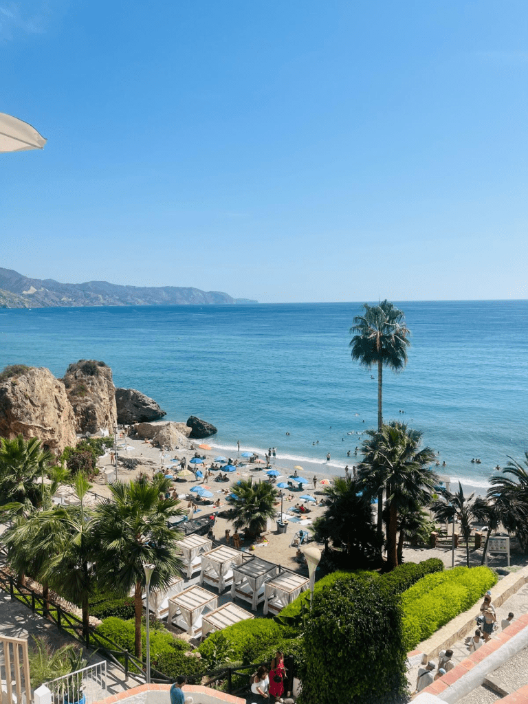 Kuva Nerjassa olevasta rannasta.