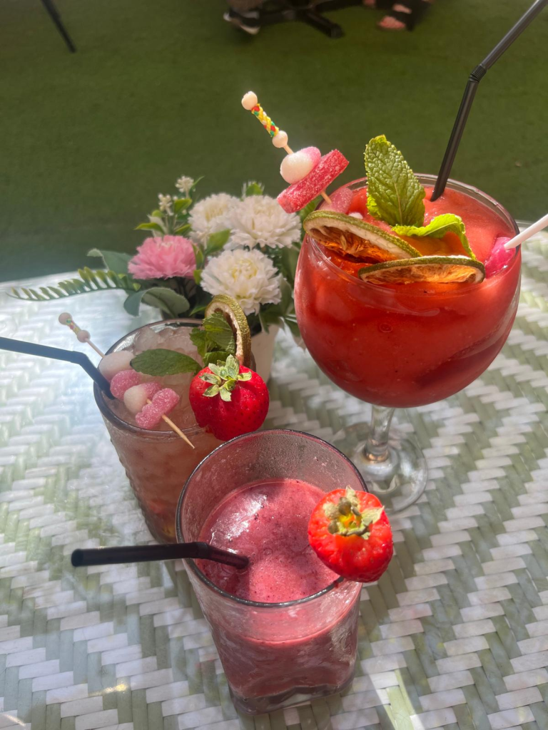 Kuva juomista ravintolassa.