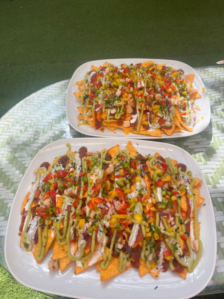 Kuva nacholautasesta ravintolassa.