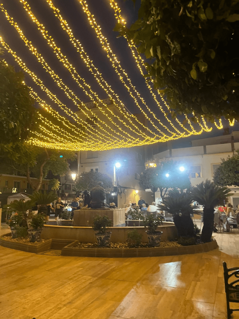 Kuva Fuengirolan kaupungissa olevitga valoista ja vesi lähteestä.