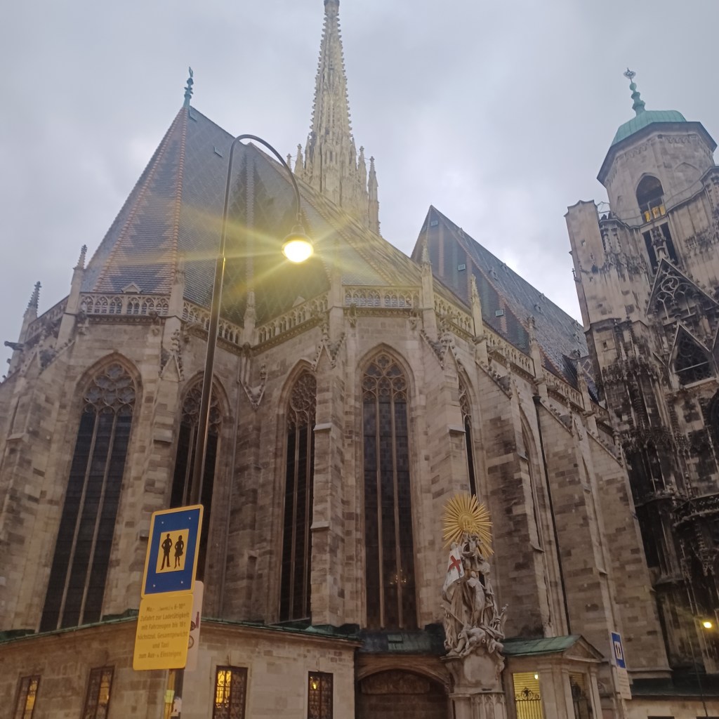 Kuva Mikaelin kirkosta Wienin keskustassa.