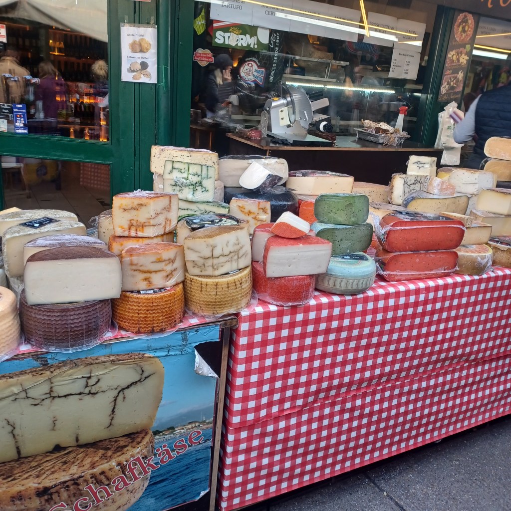 Juustovalikoima ruokatorilla Naschmarktissa.