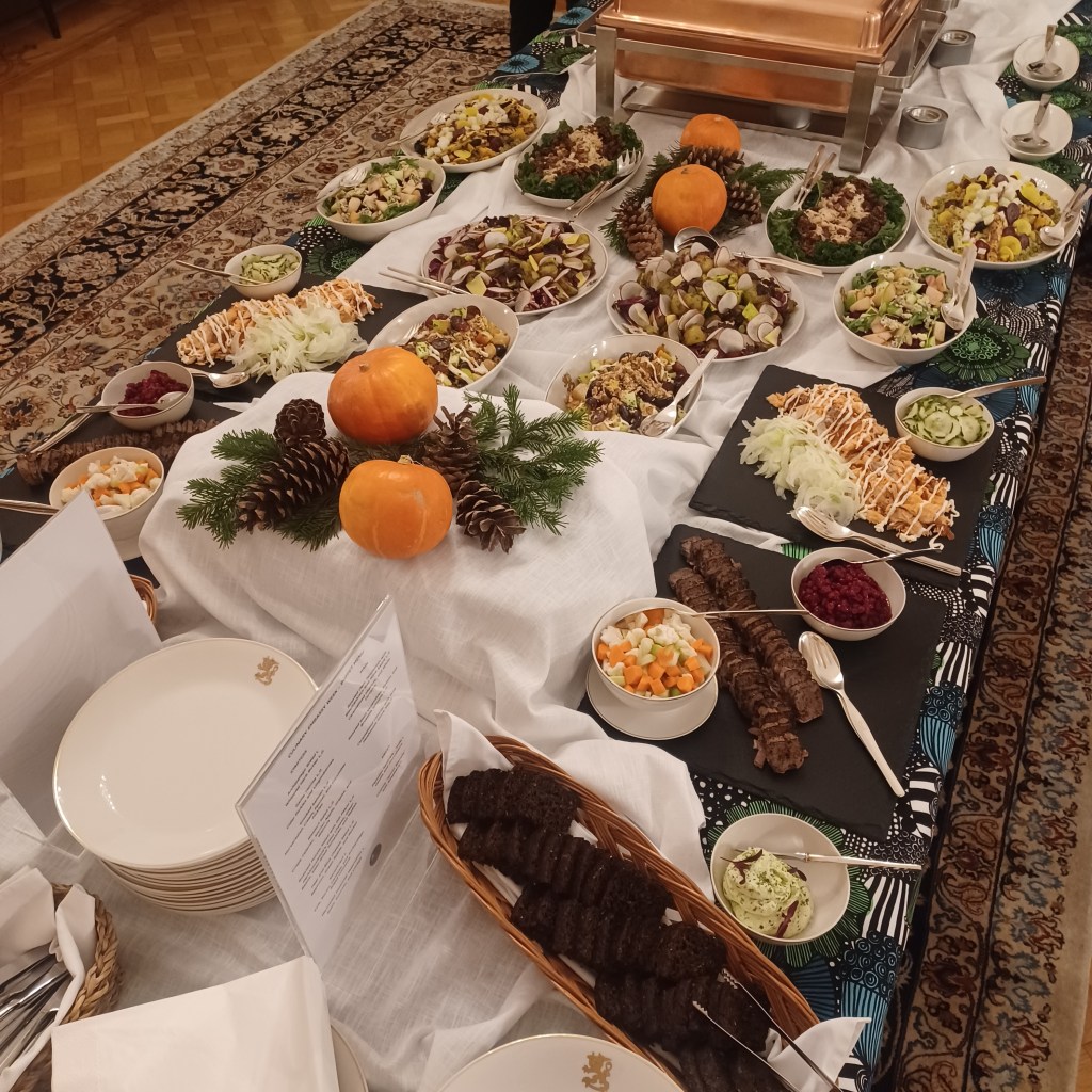 Buffetruokapöytä suurlähettilään residensissä.