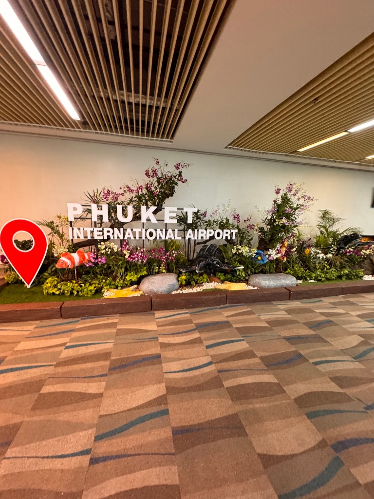 Kuva Phuketin lentokentän "Phuket international airport" kyltistä. 