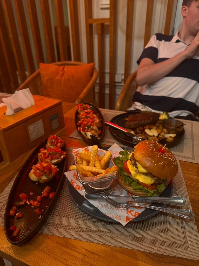 Kuvassa on ruokaa. Mm hampurilainen, ulkofilee pihvi ja ranskalaisia. 