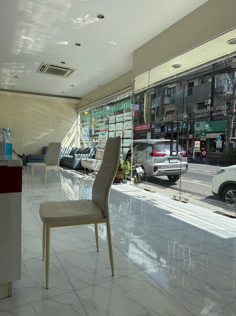 Kuva on klinikan odotustilasta. Kuvassa on iso lasiseinä, sohvia ja pari tuolia.