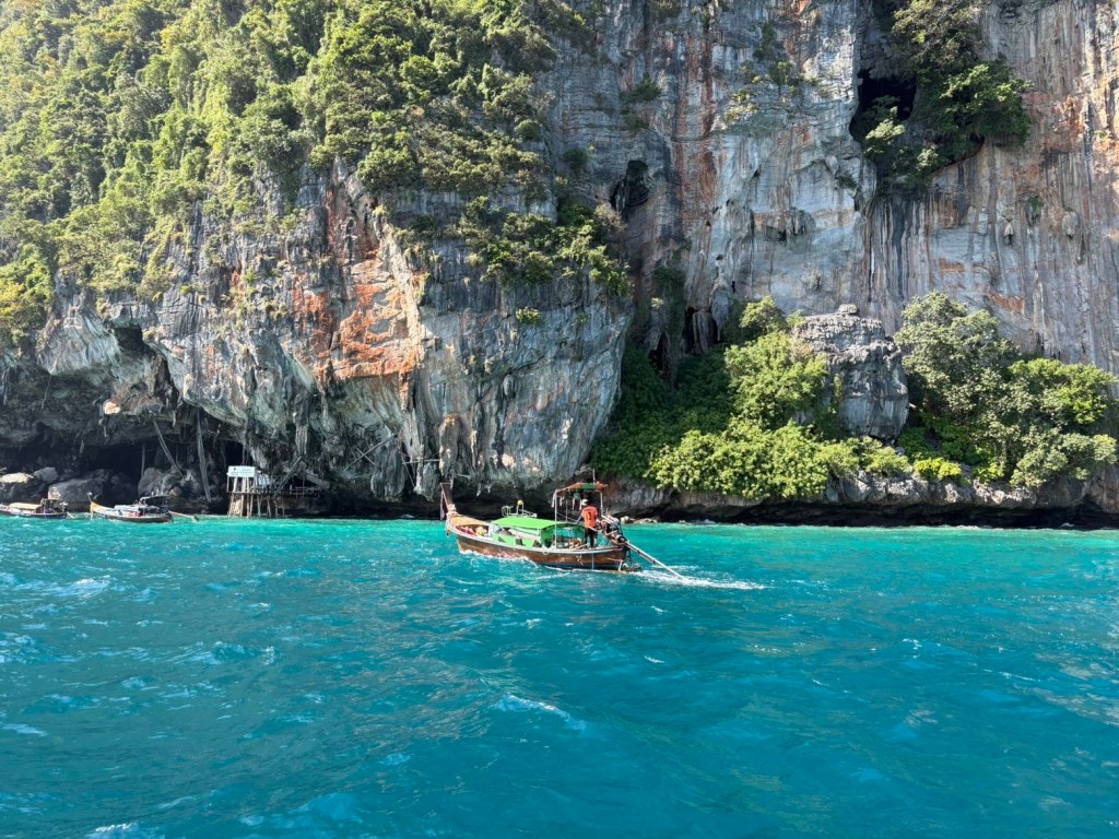 Kuvassa on turkoosia vettä ja vene. 