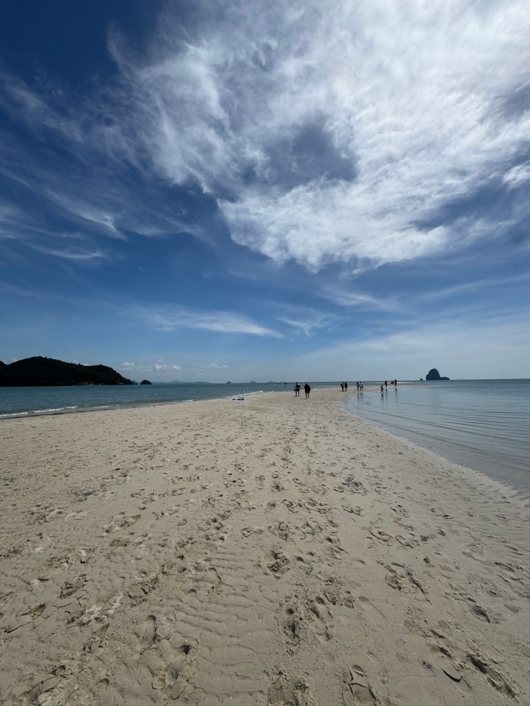 Kuva on Rannalta jossa oli kapea ranta-alue ja sen kummallakin puolella vettä. 